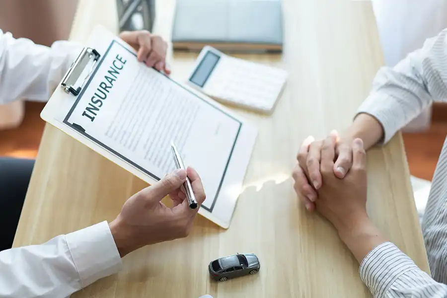 Bayshore SR22 Insurance Tampa specialist consulting with customer